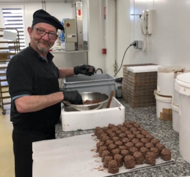 創業当時からチョコレートを作り続けているジャッキーさん。2018年3月で定年退職されるそうです。