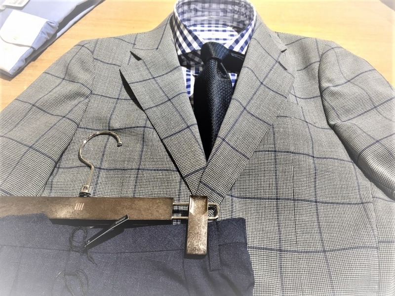 必ずしもスーツである必要はありません。周りに敬意を示すことが伝わる服装が求められます。最低限ジャケット着用はマストですが!