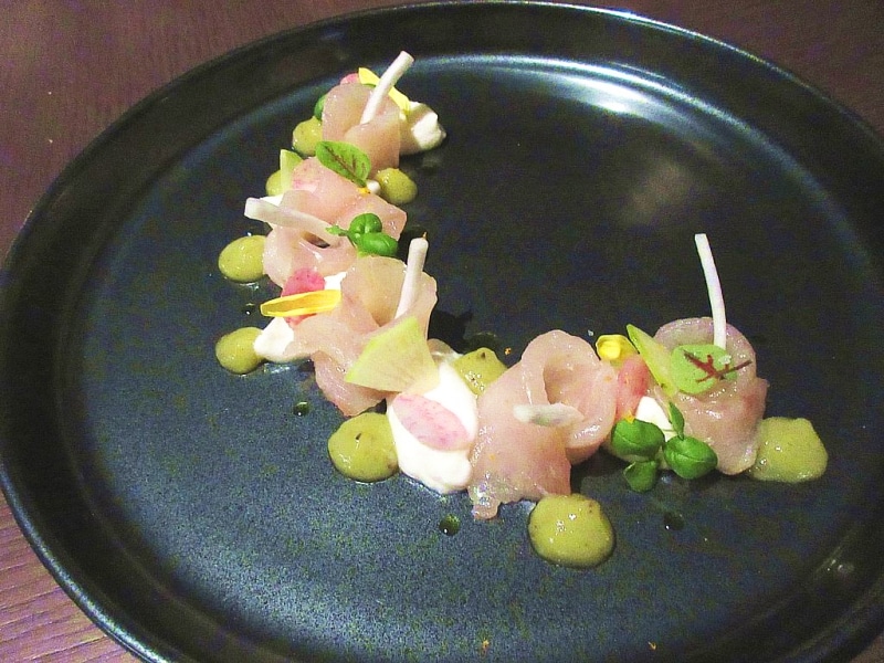 タワーズ 冷たい前菜：軽くスモークした季節の鮮魚