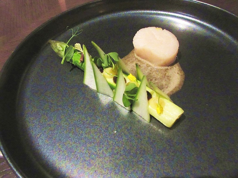 タワーズ 温かい前菜：北海道産帆立貝のコンフィ