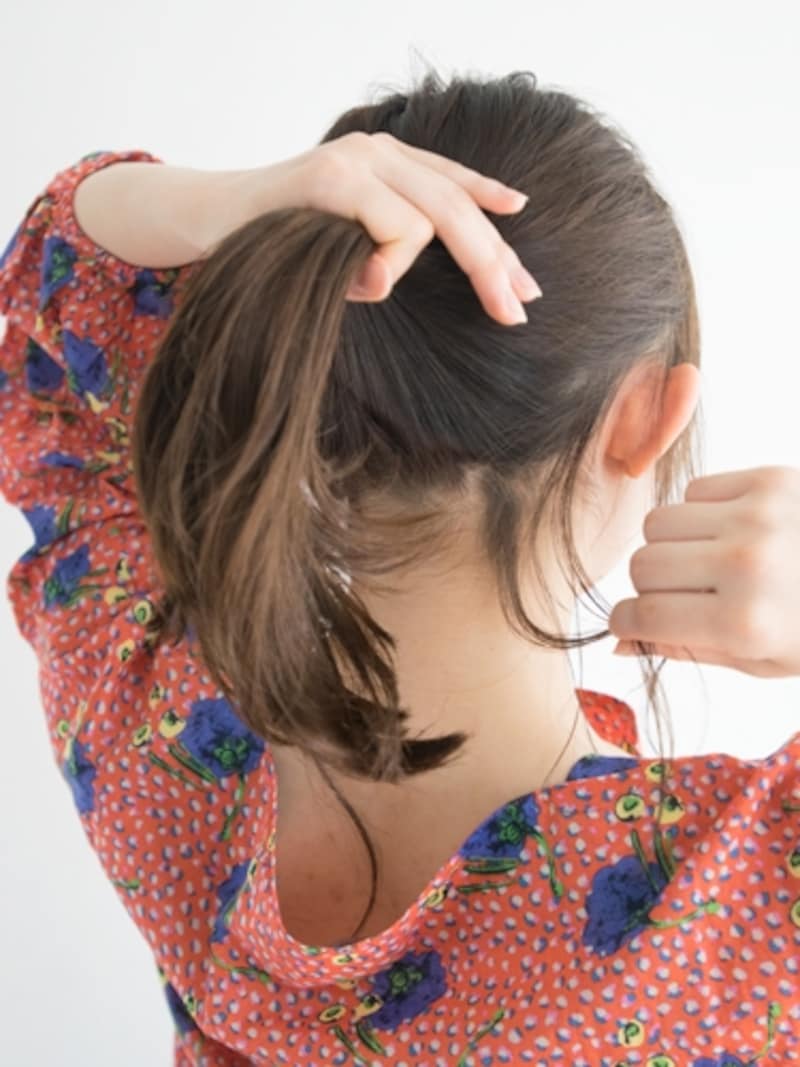 襟足の毛束をつまみ出す