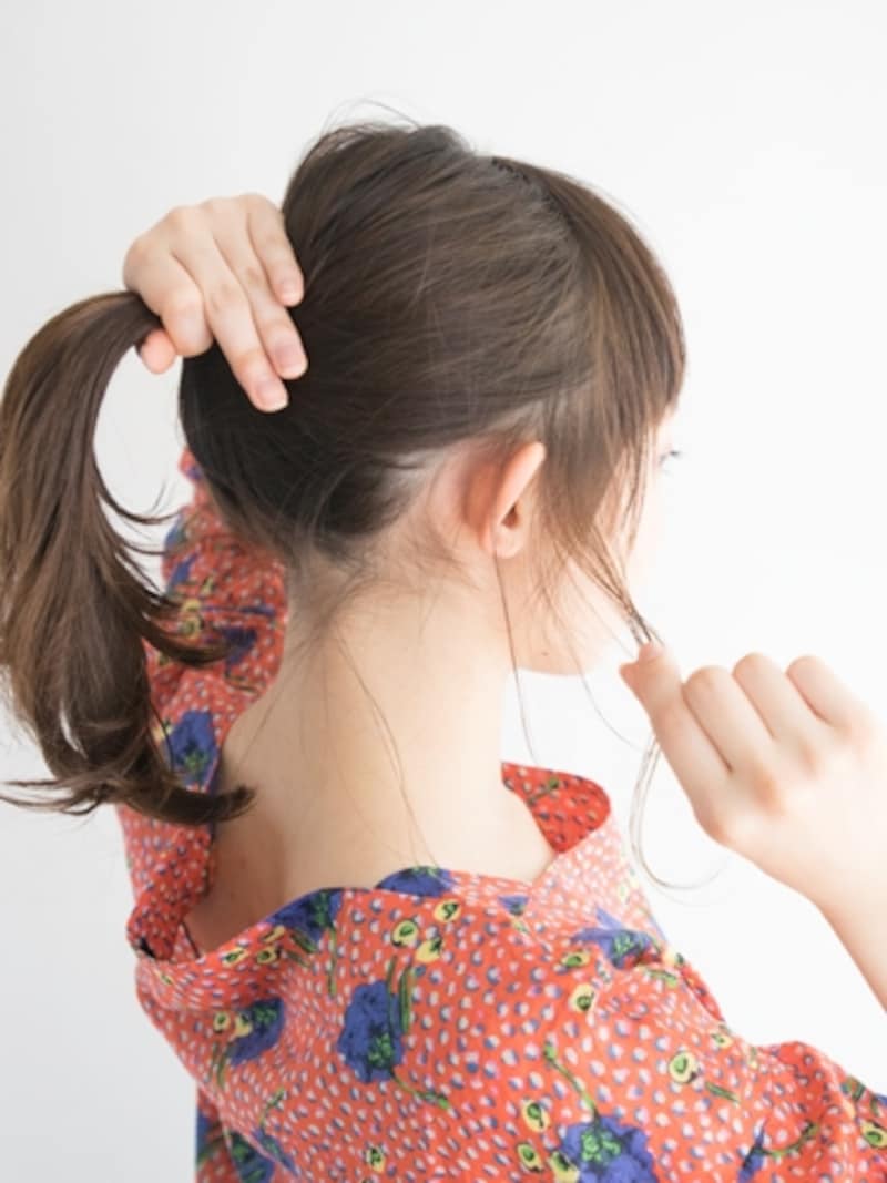 もみあげの毛束を引き出す