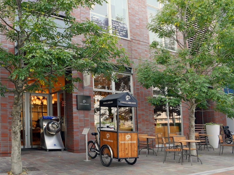 2014年にオープンしたVANILLABEANS(バニラビーンズ)みなとみらい本店。緑に囲まれたロケーションで行列して待つ間も心地よい(2018年4月2日撮影)