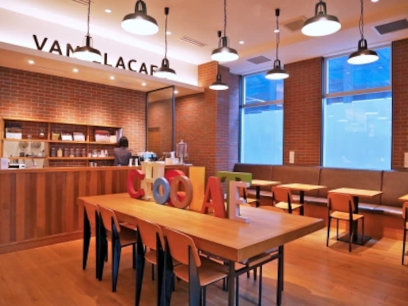 併設のカフェでは、チョコレートを使ったスイーツやドリンクが楽しめます。また、カカオ豆からチョコレートを作るワークショップも定期的に開催（2018年3月21日撮影）