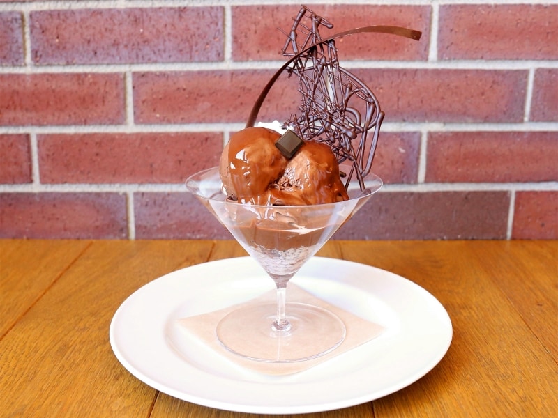 「バニラビーンズパルフェ(1800円税別)」は1日限定10食。チョコレートの原料であるカカオ豆の全てが凝縮されたパフェです。2人でシェアするのがおすすめ(画像提供:バニラビーンズ)
