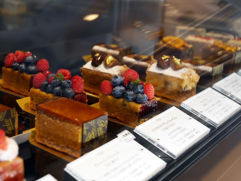 オリジナル生パウンドケーキは要冷蔵。素材にこだわり、フルーツなどを美しく飾り付けてあるパウンドケーキです。レギュラー商品のほか、季節限定商品もあります(2018年3月16日撮影)