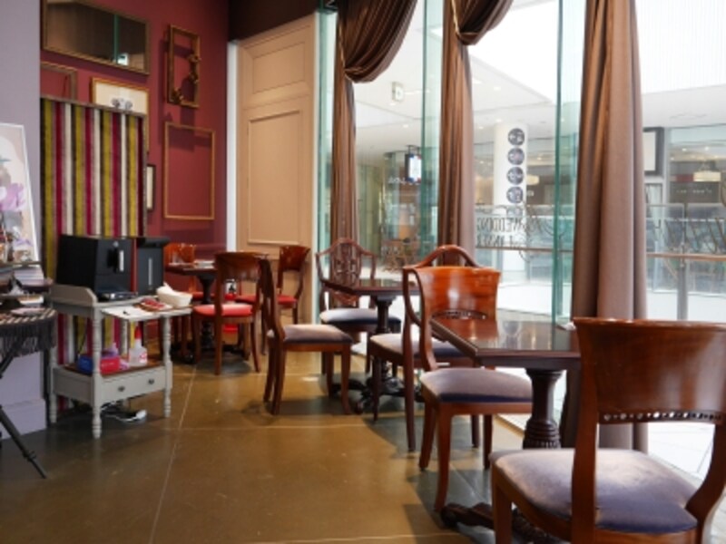 店内にはイートインスペースがあり、セルフサービス（無料）のコーヒーか紅茶をいただきながら、すぐに食べることができます（2018年3月16日撮影）