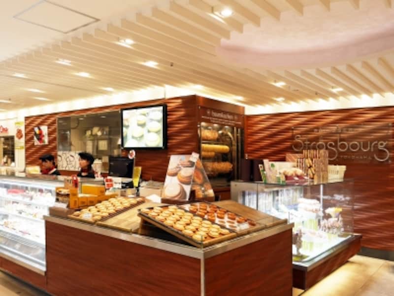 ストラスブール ジョイナス横浜店では、工房を併設しており、焼き立て・作り立てのスイーツが随時、並びます（2018年3月19日撮影）