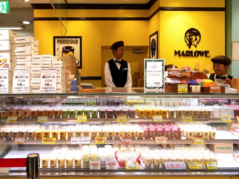 「プリンショップマーロウundefinedそごう横浜店」は2000年にオープン。定番商品と合わせて、期間限定の「マンスリープリン」や限定ビーカーのプリンも販売しています(2018年3月16日撮影)