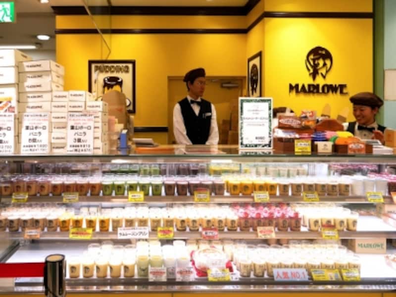 「プリンショップマーロウundefinedそごう横浜店」は2000年にオープン。定番商品と合わせて、期間限定の「マンスリープリン」や限定ビーカーのプリンも販売しています（2018年3月16日撮影）