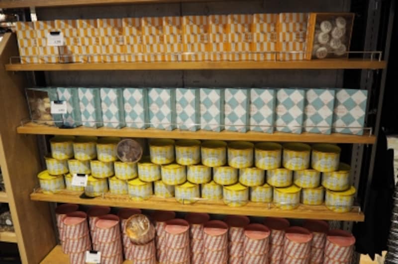 LUCUAキッチン＆マーケットのオリジナル菓子がずらっとディスプレイ