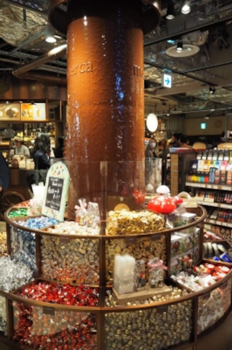 いきなり登場！高さ約2.6mのチョコタワー！！