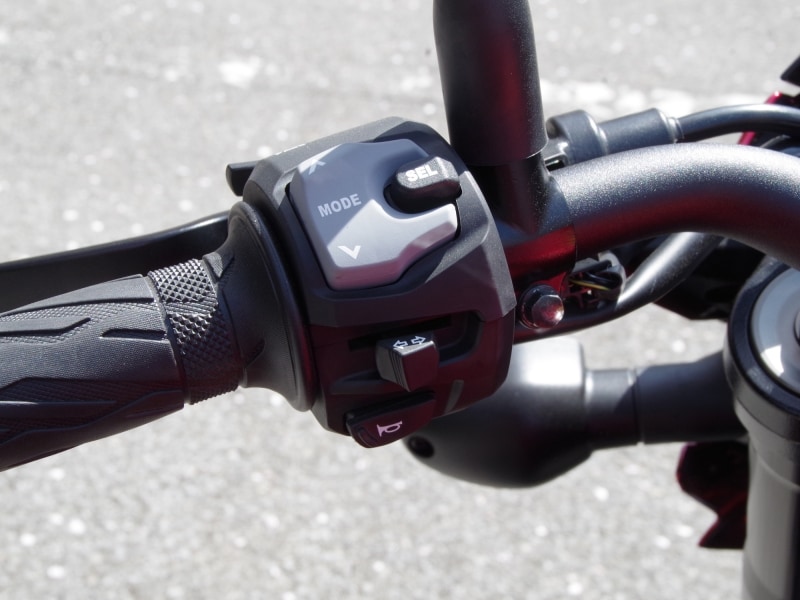 トラクションコントロールのモード変更は左ハンドルスイッチで行う