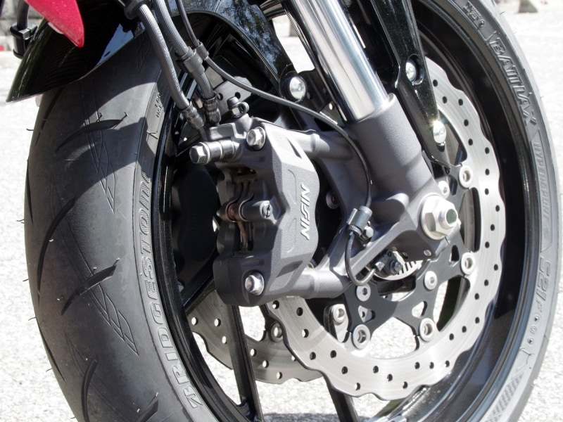 ダブルディスクにラジアルマウントされた４ポッドキャリパーを装備