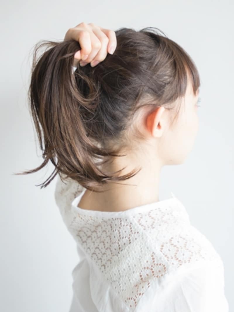 前髪以外をひとつにまとめる