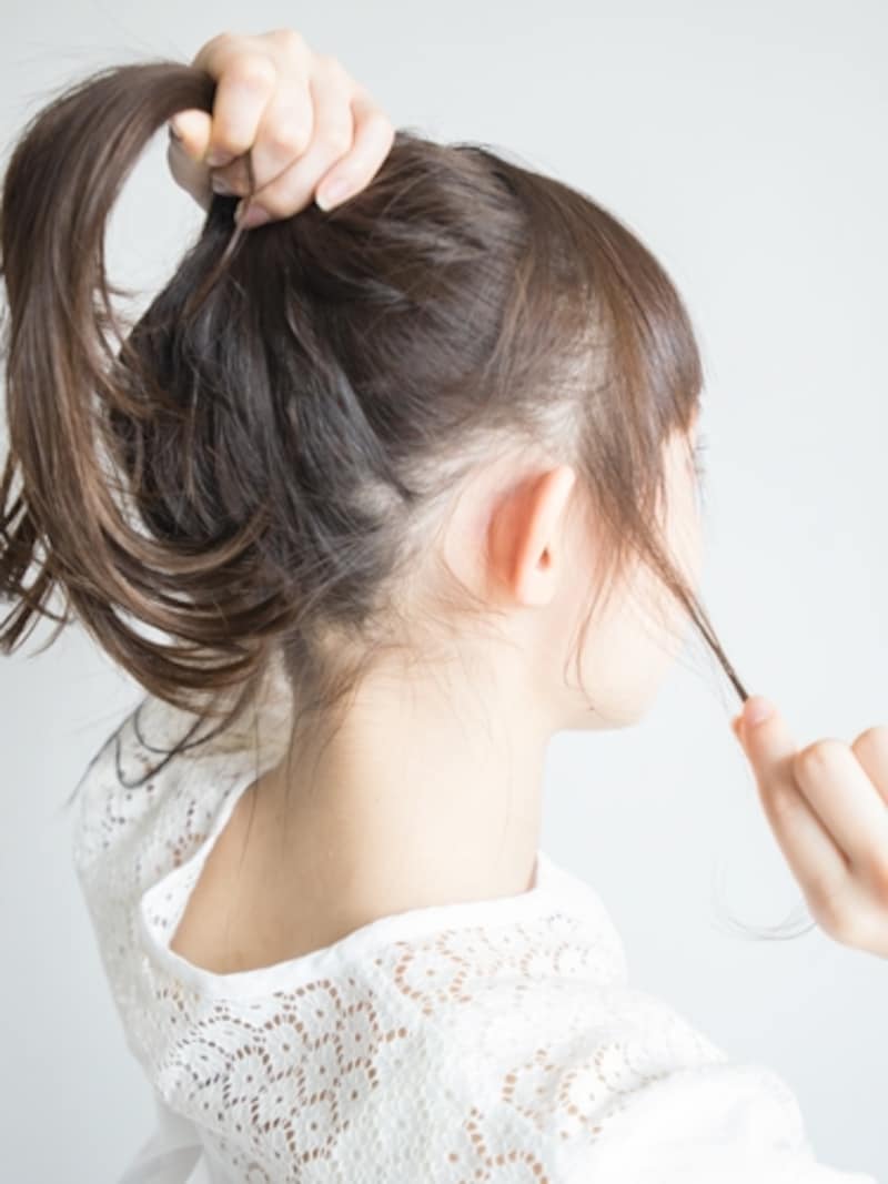 襟足も指先でつまみ出す