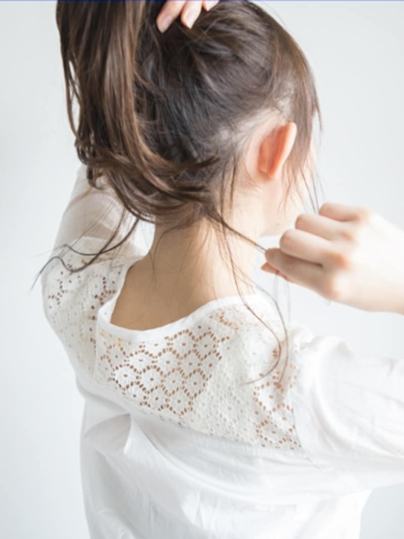 襟足も指先でつまみ出す