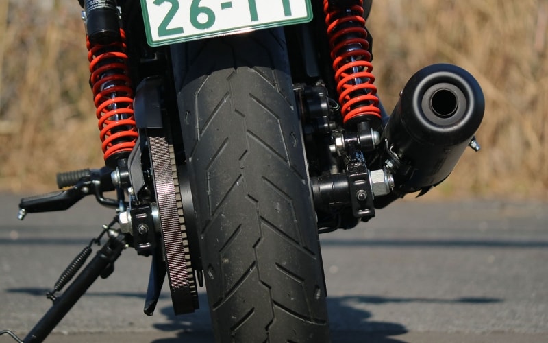 右側にあるマフラーが重すぎるのか、またがった際の左右バランスが良くないストリートロッド