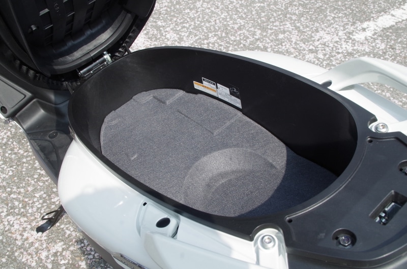 シート下ラゲッジスペースは広いけど底が浅いのが残念