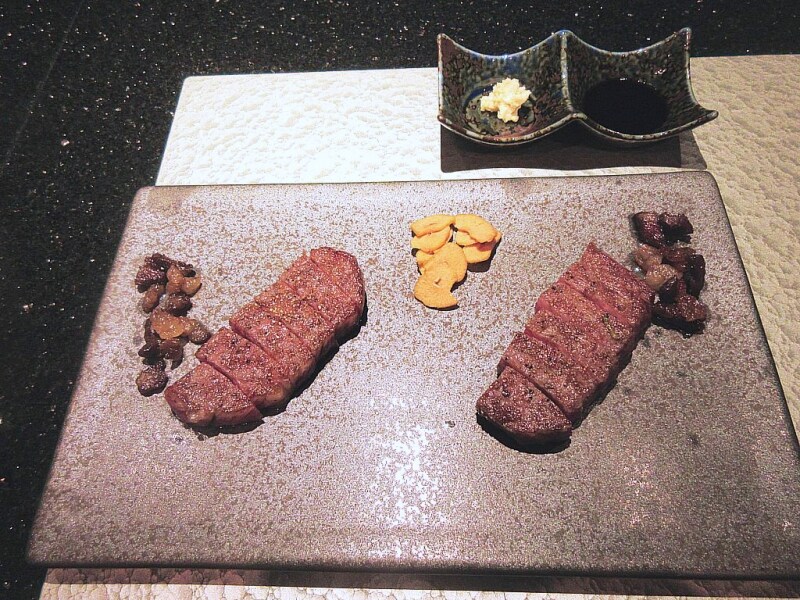 浜木綿 左は神戸ビーフのサーロイン、右は宮城県の黒毛和牛サーロイン