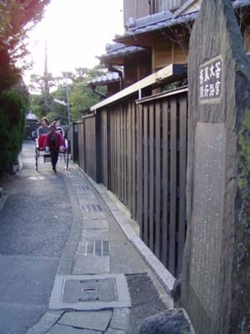 若宮大路に平行して続く路地。大佛次郎茶亭前には趣ある板塀が
