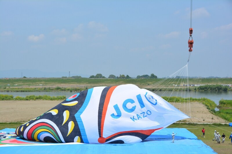 クレーンで引き揚げられるジャンボこいのぼり