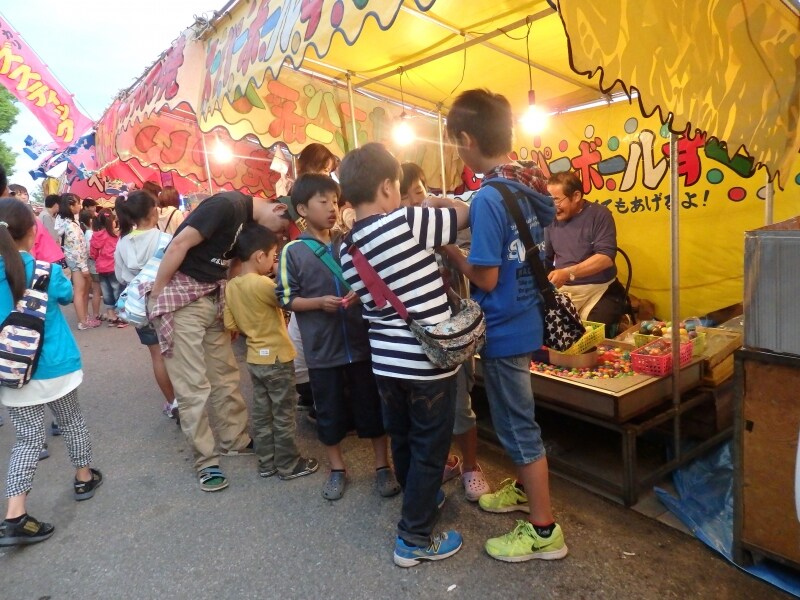 さきたま古墳公園に軒を連ねる露店