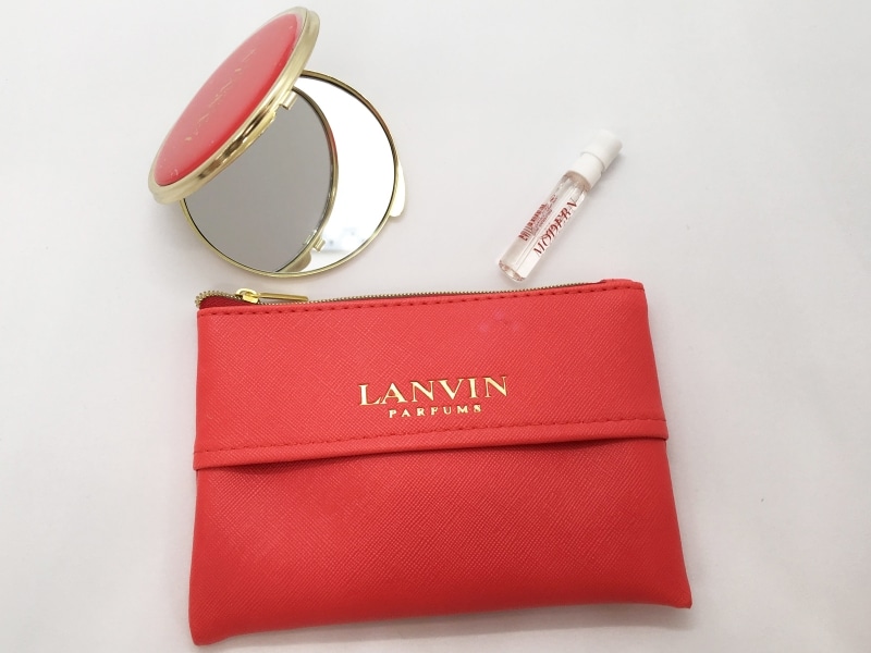 コスメやティッシュをスマートに持ち運べるサイズのポーチが嬉しい