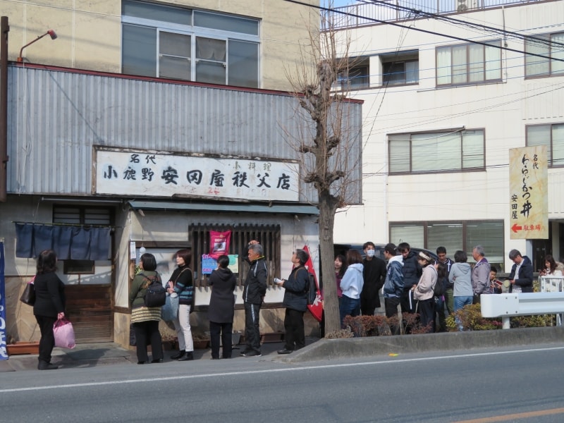 開店前から行列ができる安田屋日野田店