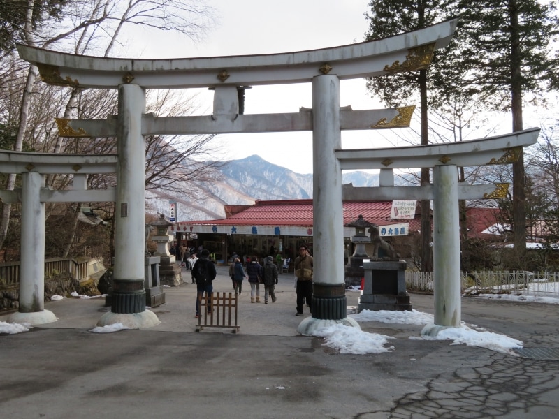 三峯神社の三ツ鳥居の真下に店を構える大島屋