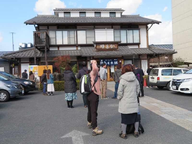 開店前から行列ができる野さか