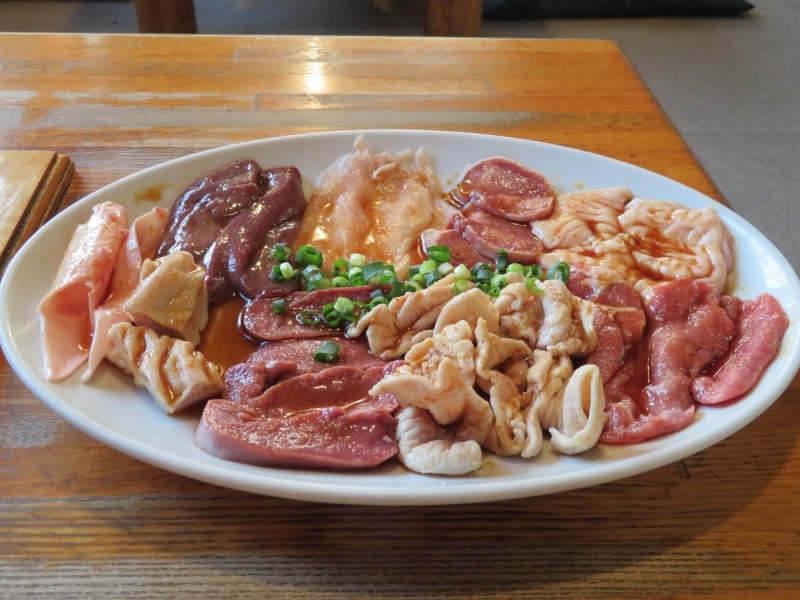 左端のタケノコを含み9種類の食材が一皿に盛られた「初めてのホルモンセット」