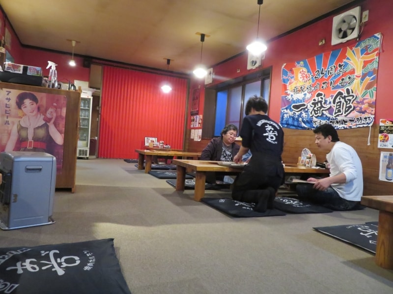 開店直後には席に余裕のある一番館の店内