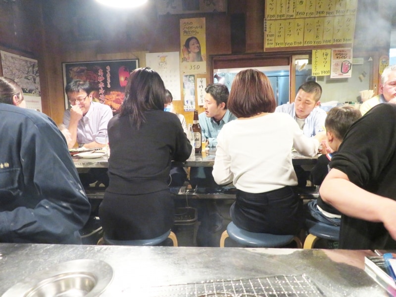 開店直後に満席となる高砂ホルモン