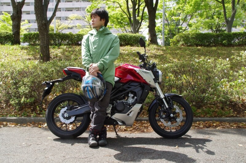 いつもよりワンサイズ大きいサイズをお借りしましたがシルエットが細めなので大きすぎる感じはしませんでした