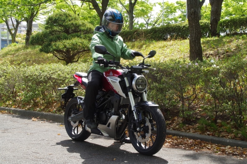 上下着用してみましたがストレッチ素材なので動きにくさは皆無