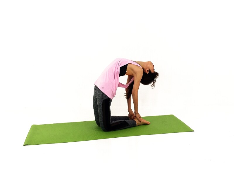 ウシュトラーサナ4undefinedつま先を伸ばし、頭を倒し目線は天井方向に向けます