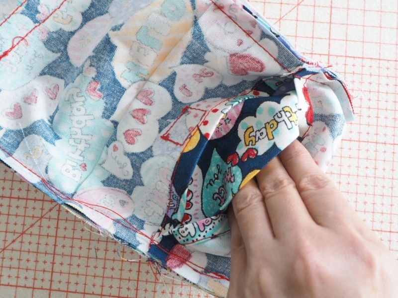 ティッシュ入れ口