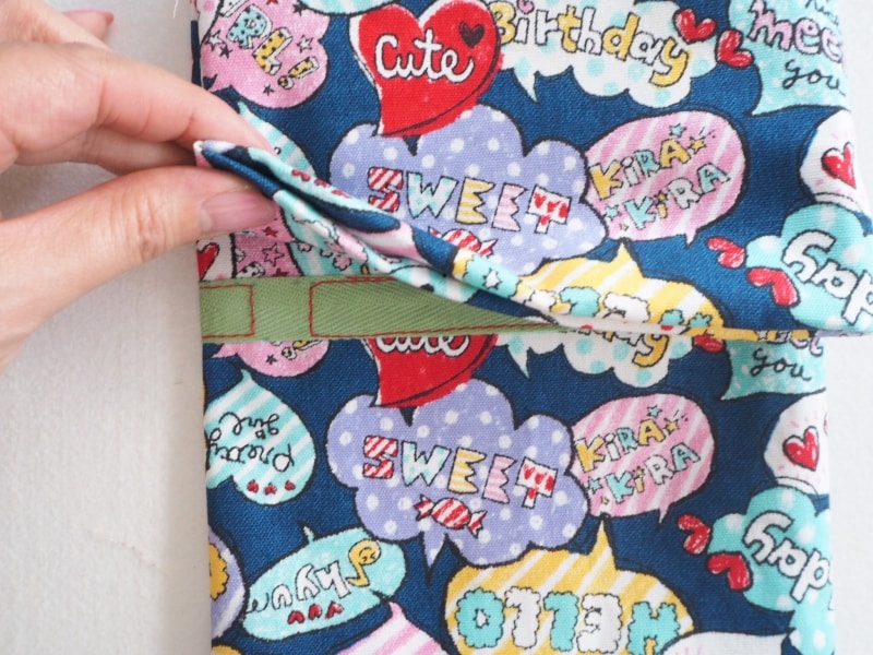 ティッシュ入れ口