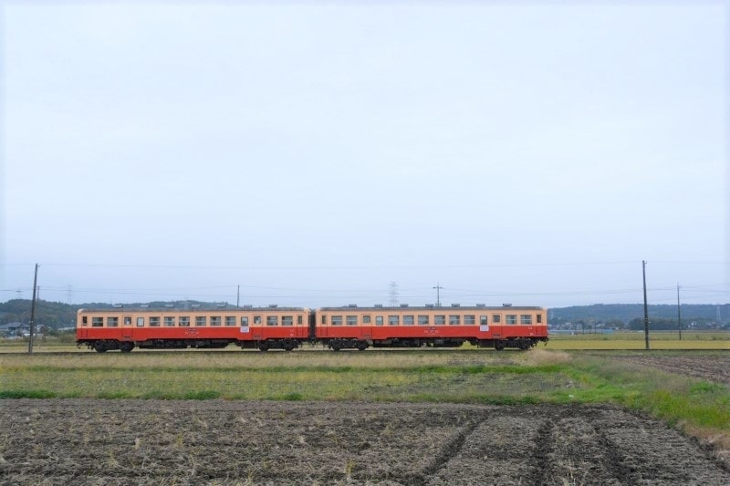 田園地帯をのんびり走る小湊鐵道のディーゼルカー