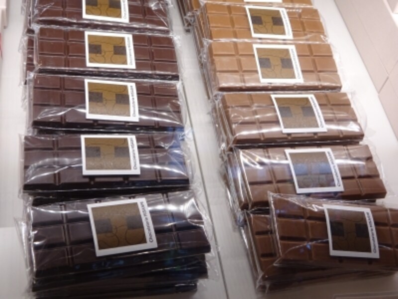 「ショコラトリー ヒサシ」のタブレット、オリジナルの「GAIA72％」（左：税込756円）とミルクチョコレートの「オレ」（右：税込756円）