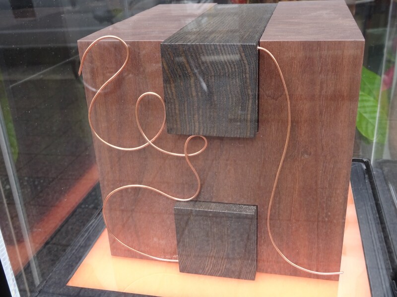 「ショコラトリー ヒサシ」のロゴマークをモチーフにした入口のオブジェ