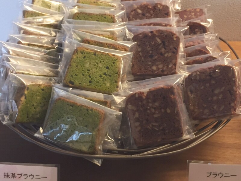 「ショコラトリー ヒサシ」の「ブラウニー」と「抹茶ブラウニー」（各税込324円）