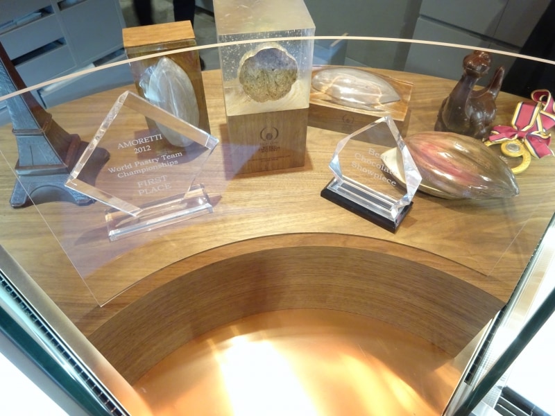 「ショコラトリー ヒサシ」小野林範シェフの世界大会優勝メダルや盾も見られる