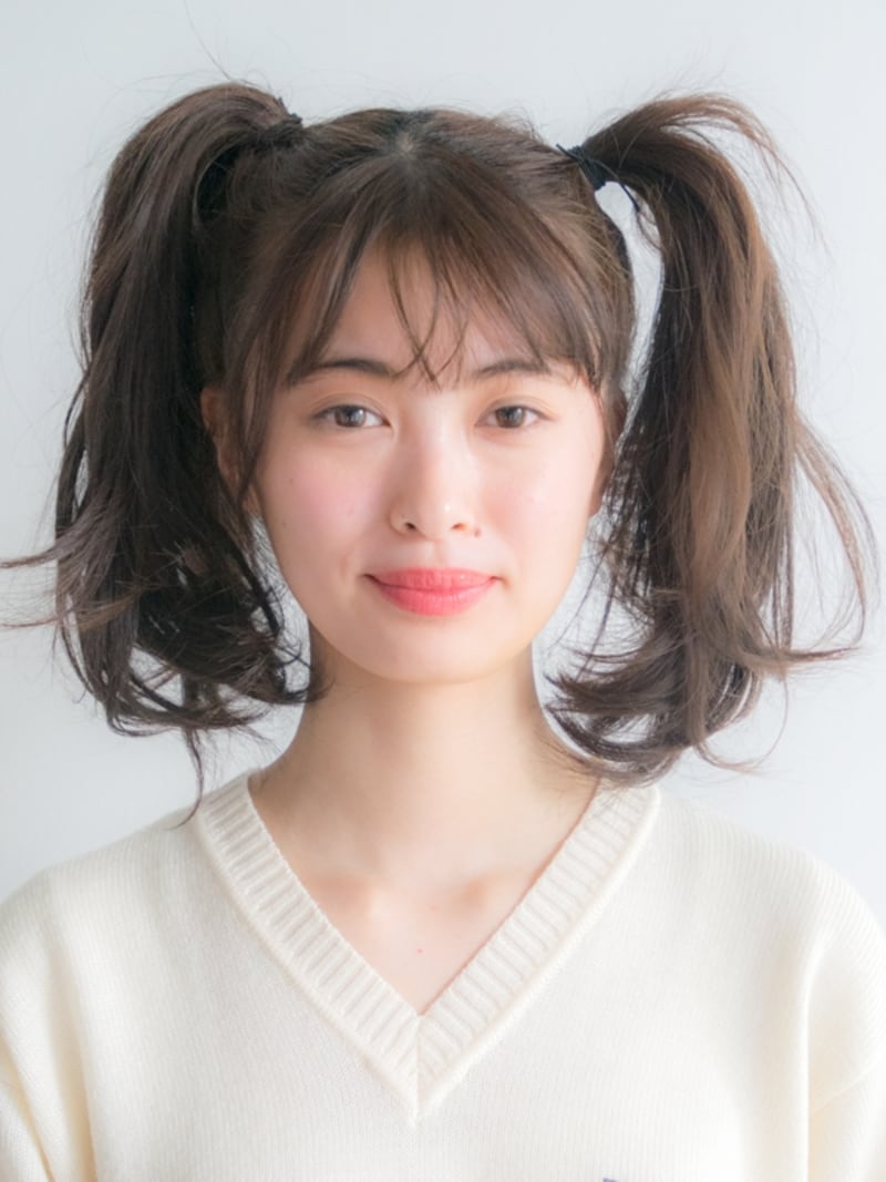 高めの位置でツインテールを作る