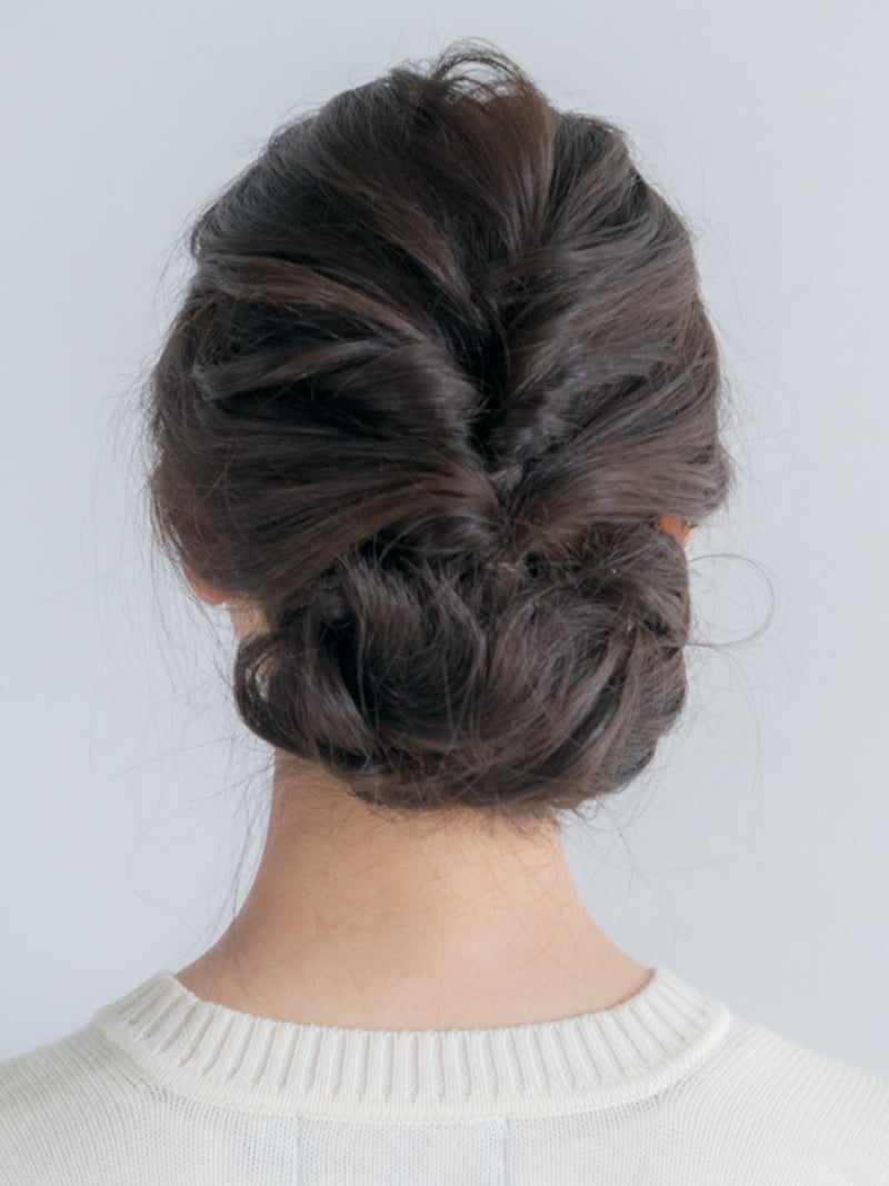 シニヨン風にまとめる