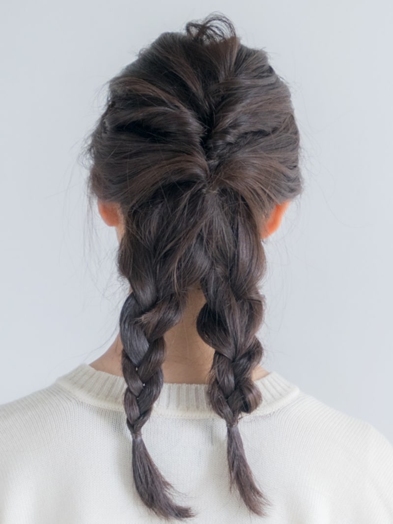 残りの髪を三つ編みにする