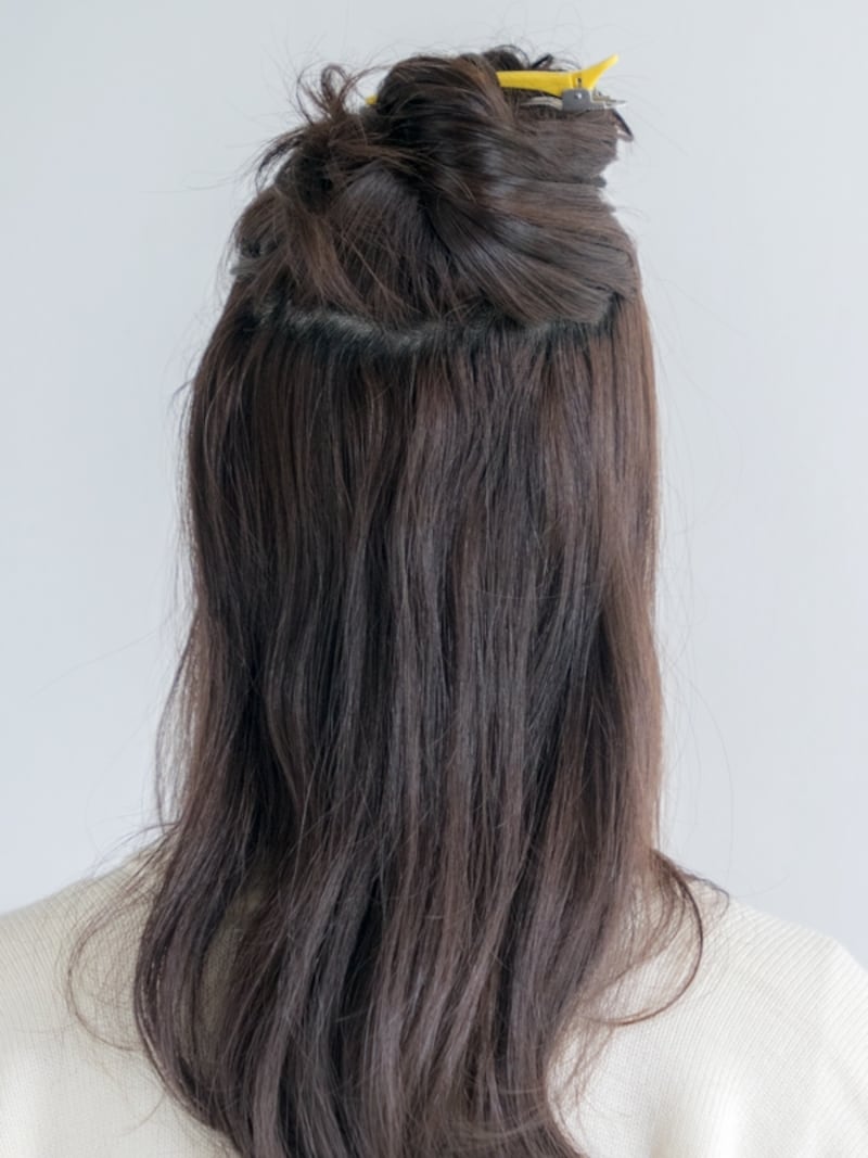 ハチ上の髪をざっくり分けとる