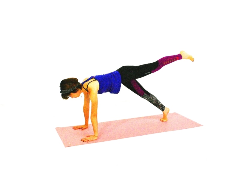 ヴィンヤサ・ヨガフロー4undefined右足は床から離したまま、板のポーズ(プランクポーズ)になります