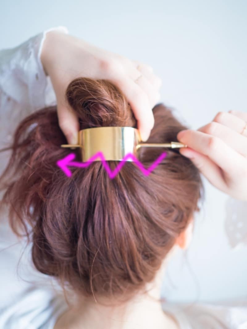 何度かジグザグに挿し込み、向こう側の穴に通す